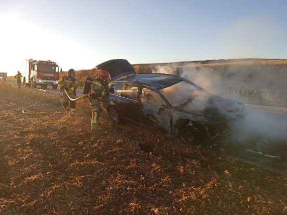 Arde un coche en la CL-116 cerca de Morón de Almazán