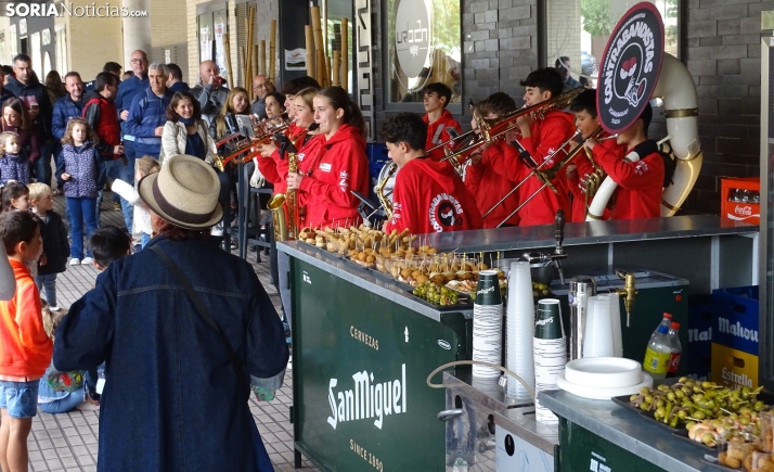 Una imagen del tiempo de vermú en Los Royales este domingo. /PC
