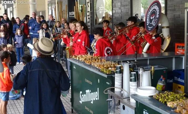 Una imagen del tiempo de vermú en Los Royales este domingo. /PC