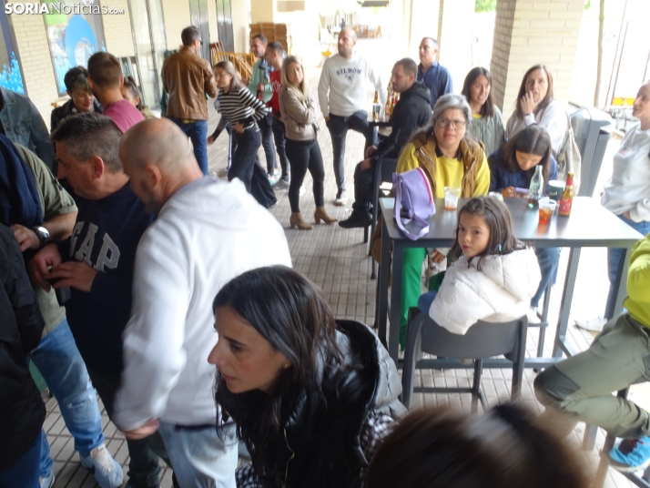 Una imagen del tiempo de vermú en Los Royales este domingo. /PC