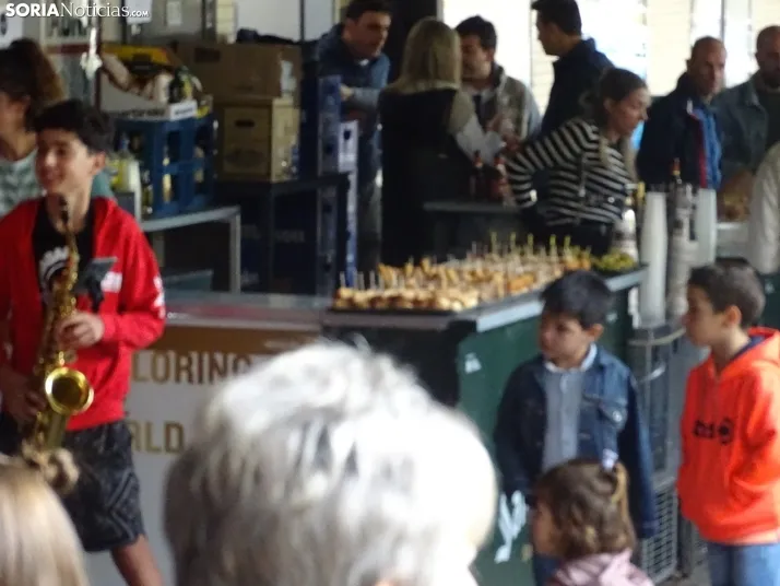 Una imagen del tiempo de vermú en Los Royales este domingo. /PC