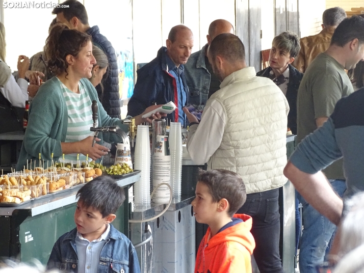 Una imagen del tiempo de vermú en Los Royales este domingo. /PC