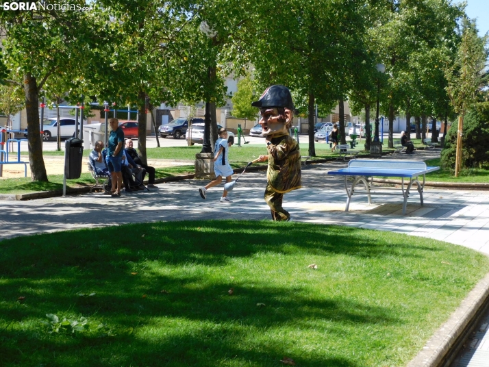 Fotos: Los Pajaritos contin&uacute;an con sus fiestas con los gigantes y los cabezudos