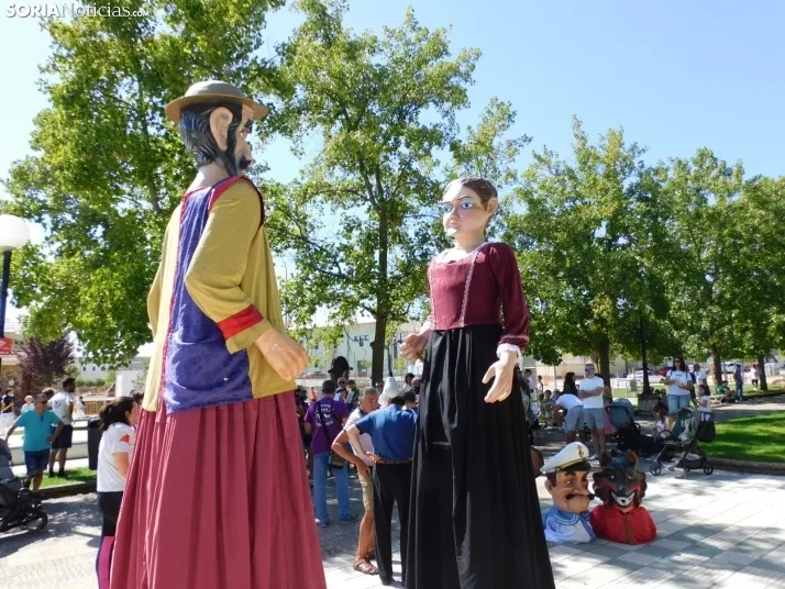 Fotos: Los Pajaritos contin&uacute;an con sus fiestas con los gigantes y los cabezudos