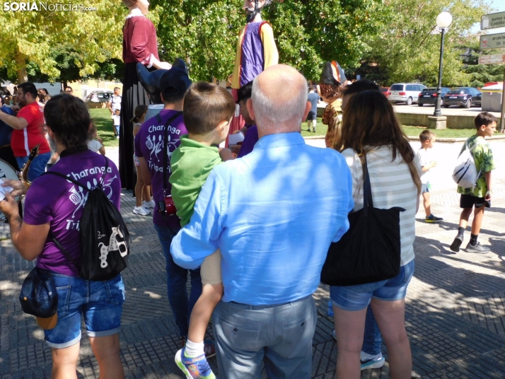 Fotos: Los Pajaritos contin&uacute;an con sus fiestas con los gigantes y los cabezudos
