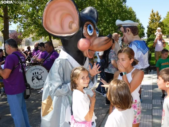 Fotos: Los Pajaritos contin&uacute;an con sus fiestas con los gigantes y los cabezudos
