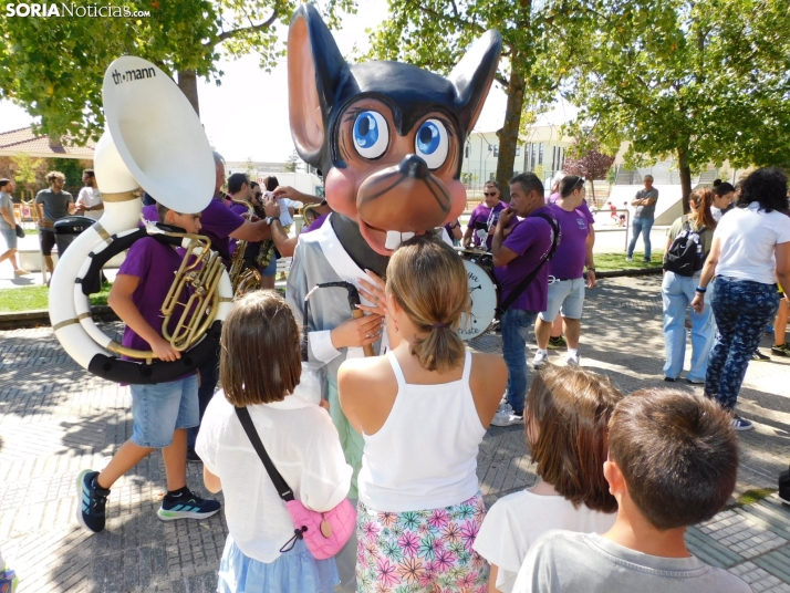Fotos: Los Pajaritos contin&uacute;an con sus fiestas con los gigantes y los cabezudos