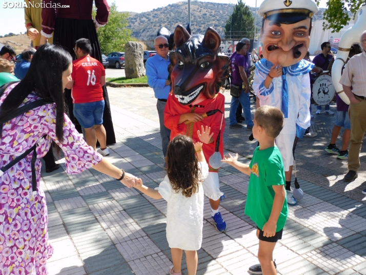 Fotos: Los Pajaritos contin&uacute;an con sus fiestas con los gigantes y los cabezudos