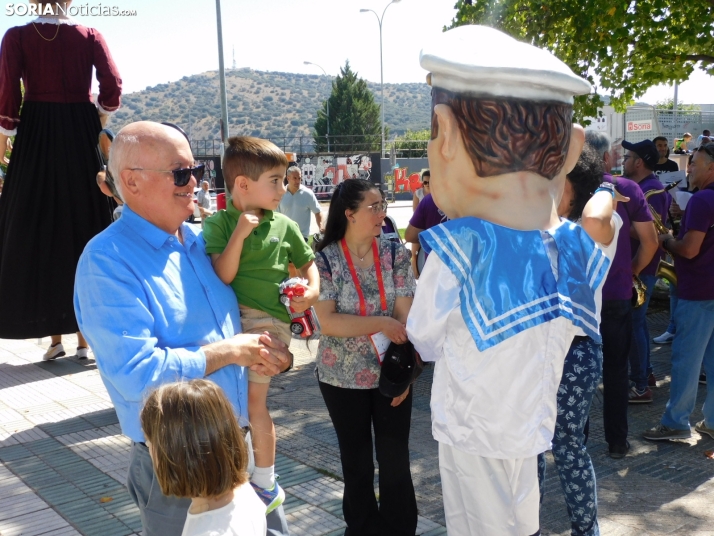 Fotos: Los Pajaritos contin&uacute;an con sus fiestas con los gigantes y los cabezudos
