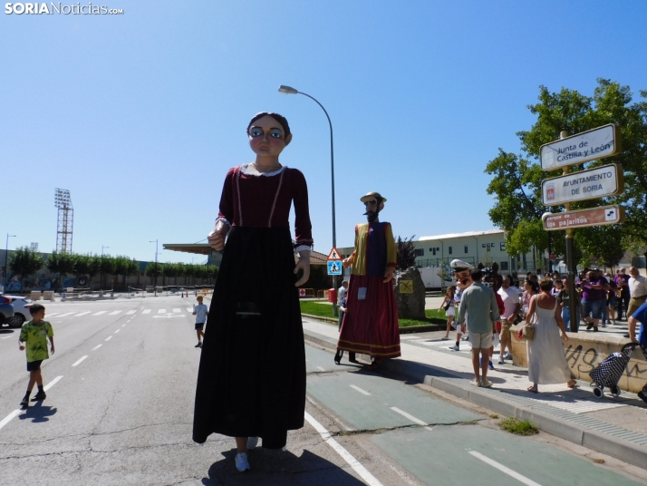 Fotos: Los Pajaritos contin&uacute;an con sus fiestas con los gigantes y los cabezudos