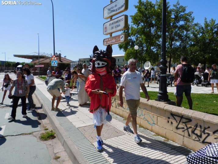 Fotos: Los Pajaritos contin&uacute;an con sus fiestas con los gigantes y los cabezudos