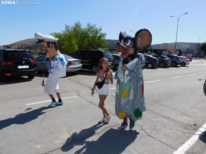 Fotos: Los Pajaritos contin&uacute;an con sus fiestas con los gigantes y los cabezudos