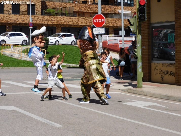 Fotos: Los Pajaritos contin&uacute;an con sus fiestas con los gigantes y los cabezudos