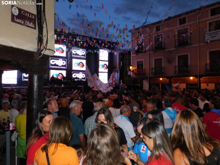 Fotos: Pistoletazo de salida a las fiestas de San Esteban con una plaza hasta la bandera