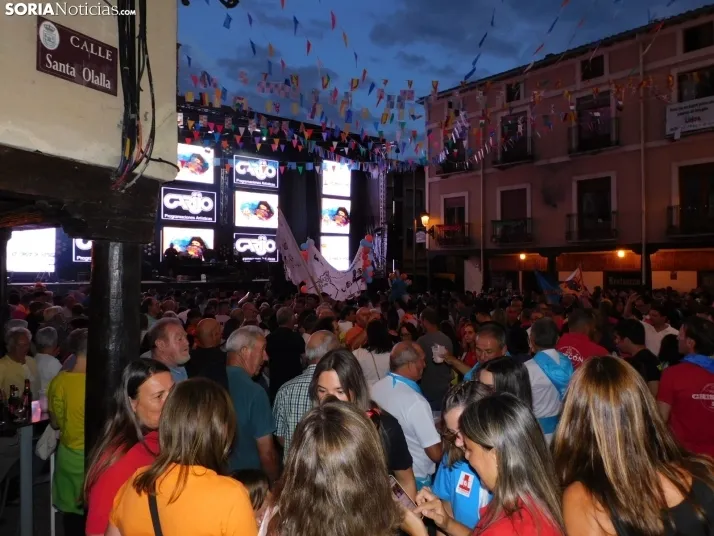 Fotos: Pistoletazo de salida a las fiestas de San Esteban con una plaza hasta la bandera