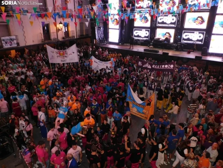Fotos: Pistoletazo de salida a las fiestas de San Esteban con una plaza hasta la bandera