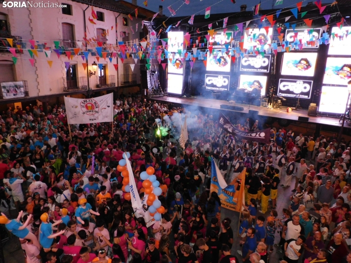 Fotos: Pistoletazo de salida a las fiestas de San Esteban con una plaza hasta la bandera