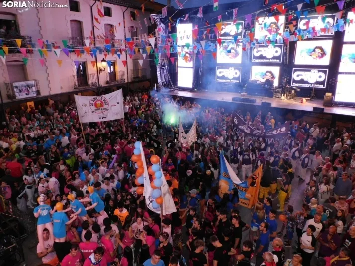 Fotos: Pistoletazo de salida a las fiestas de San Esteban con una plaza hasta la bandera