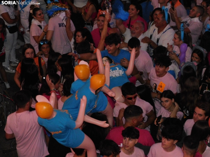 Fotos: Pistoletazo de salida a las fiestas de San Esteban con una plaza hasta la bandera