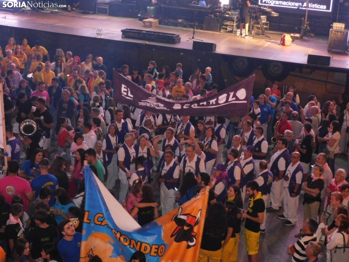Fotos: Pistoletazo de salida a las fiestas de San Esteban con una plaza hasta la bandera