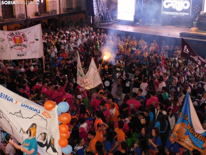 Fotos: Pistoletazo de salida a las fiestas de San Esteban con una plaza hasta la bandera