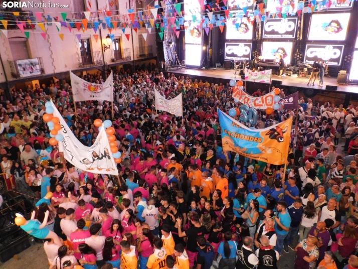 Fotos: Pistoletazo de salida a las fiestas de San Esteban con una plaza hasta la bandera