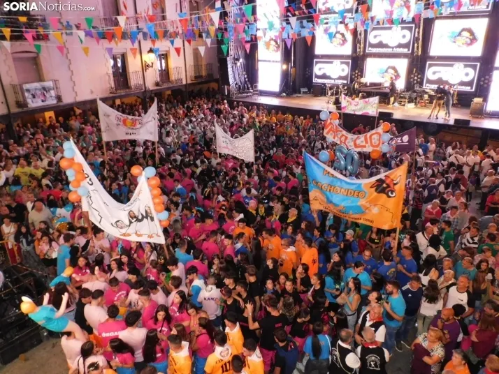Fotos: Pistoletazo de salida a las fiestas de San Esteban con una plaza hasta la bandera