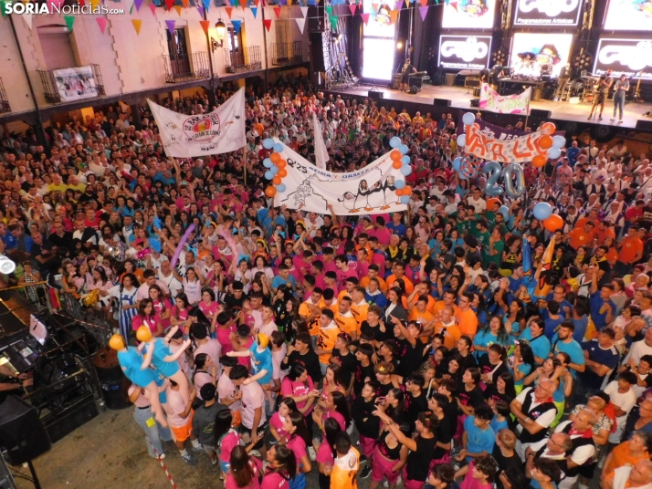 Fotos: Pistoletazo de salida a las fiestas de San Esteban con una plaza hasta la bandera