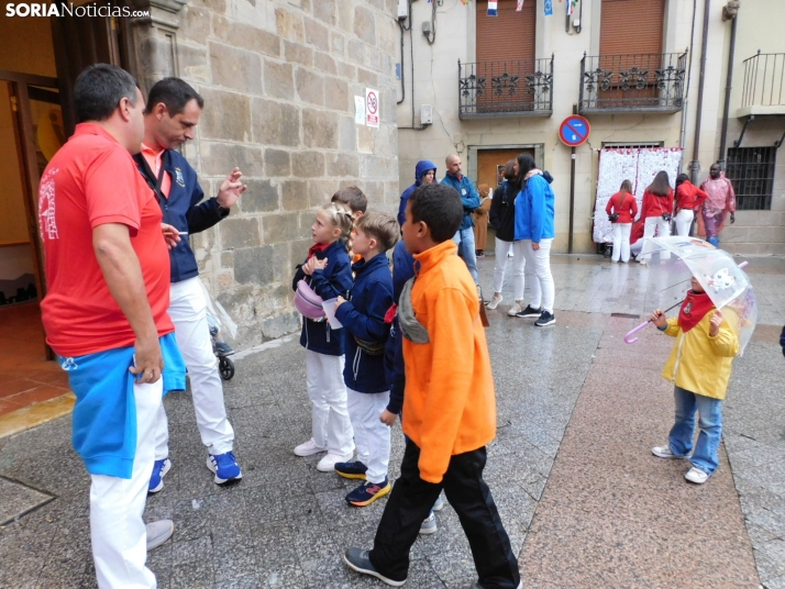 GALER&Iacute;A | Ni la lluvia consigue detener el desfile de los diablillos de San Miguel 2025 de &Aacute;gred