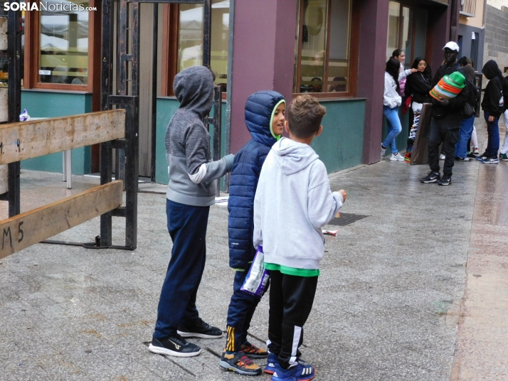 GALER&Iacute;A | Ni la lluvia consigue detener el desfile de los diablillos de San Miguel 2025 de &Aacute;gred