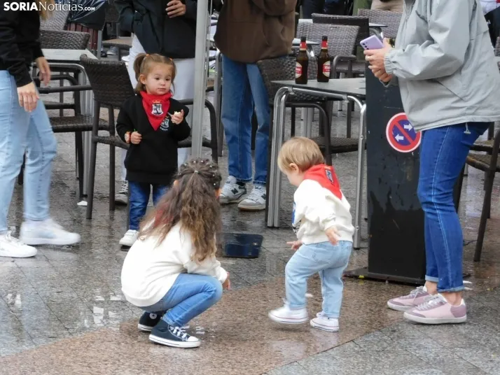 GALER&Iacute;A | Ni la lluvia consigue detener el desfile de los diablillos de San Miguel 2025 de &Aacute;gred