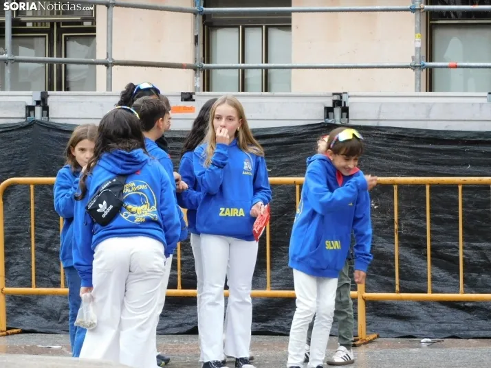 GALER&Iacute;A | Ni la lluvia consigue detener el desfile de los diablillos de San Miguel 2025 de &Aacute;gred
