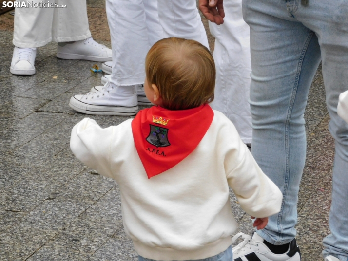 GALER&Iacute;A | Ni la lluvia consigue detener el desfile de los diablillos de San Miguel 2025 de &Aacute;gred