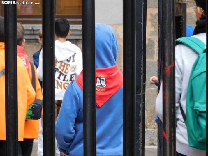 GALER&Iacute;A | Ni la lluvia consigue detener el desfile de los diablillos de San Miguel 2025 de &Aacute;gred