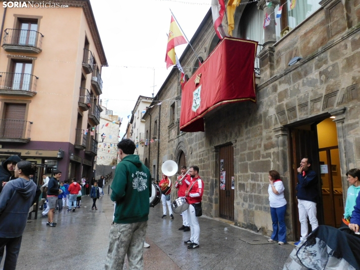 GALER&Iacute;A | Ni la lluvia consigue detener el desfile de los diablillos de San Miguel 2025 de &Aacute;gred