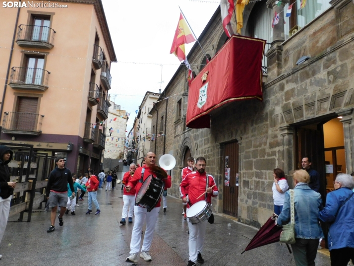 GALER&Iacute;A | Ni la lluvia consigue detener el desfile de los diablillos de San Miguel 2025 de &Aacute;gred