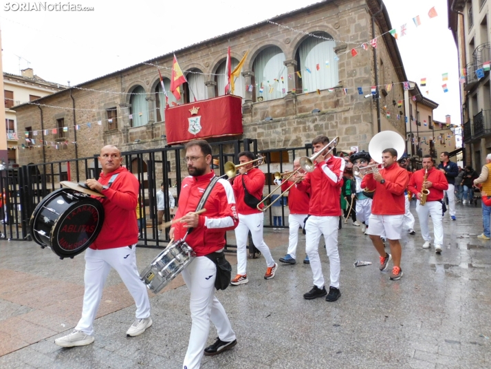GALER&Iacute;A | Ni la lluvia consigue detener el desfile de los diablillos de San Miguel 2025 de &Aacute;gred