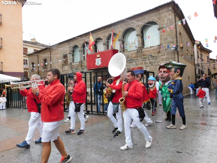 GALER&Iacute;A | Ni la lluvia consigue detener el desfile de los diablillos de San Miguel 2025 de &Aacute;gred