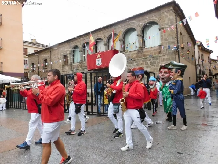 GALER&Iacute;A | Ni la lluvia consigue detener el desfile de los diablillos de San Miguel 2025 de &Aacute;gred