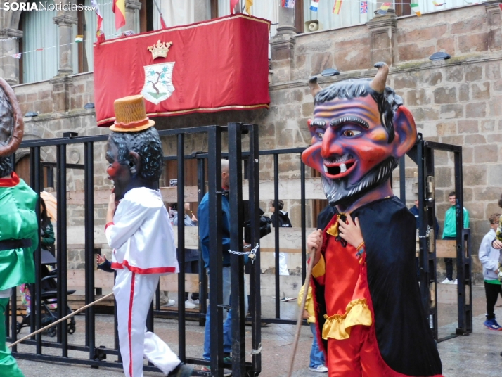 GALER&Iacute;A | Ni la lluvia consigue detener el desfile de los diablillos de San Miguel 2025 de &Aacute;gred