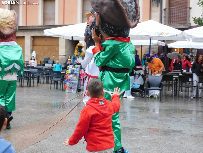 GALER&Iacute;A | Ni la lluvia consigue detener el desfile de los diablillos de San Miguel 2025 de &Aacute;gred