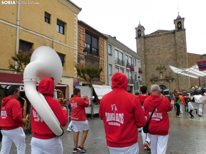 GALER&Iacute;A | Ni la lluvia consigue detener el desfile de los diablillos de San Miguel 2025 de &Aacute;gred