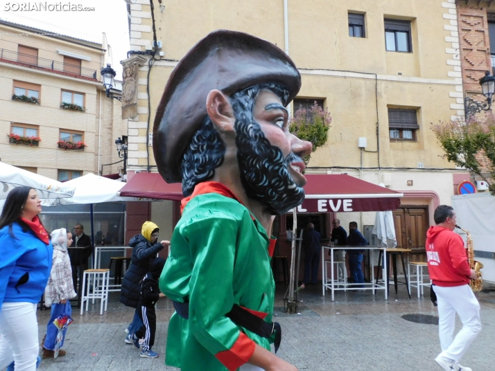 GALER&Iacute;A | Ni la lluvia consigue detener el desfile de los diablillos de San Miguel 2025 de &Aacute;gred