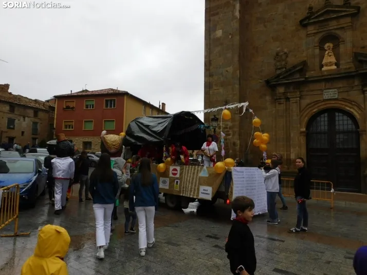 GALER&Iacute;A | Ni la lluvia consigue detener el desfile de los diablillos de San Miguel 2025 de &Aacute;gred
