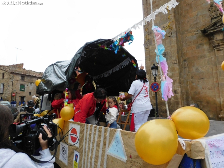 GALER&Iacute;A | Ni la lluvia consigue detener el desfile de los diablillos de San Miguel 2025 de &Aacute;gred