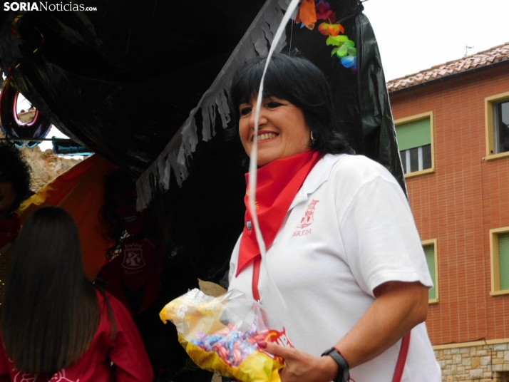 GALER&Iacute;A | Ni la lluvia consigue detener el desfile de los diablillos de San Miguel 2025 de &Aacute;gred
