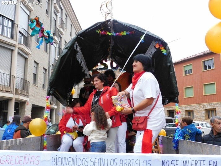 GALER&Iacute;A | Ni la lluvia consigue detener el desfile de los diablillos de San Miguel 2025 de &Aacute;gred