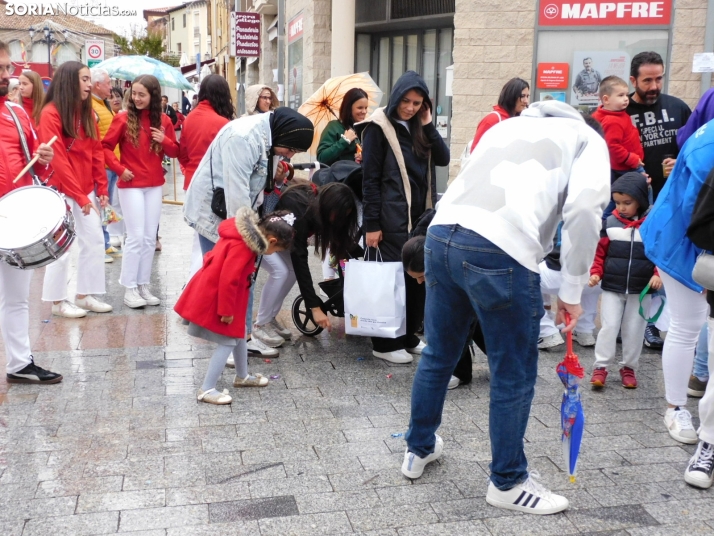 GALER&Iacute;A | Ni la lluvia consigue detener el desfile de los diablillos de San Miguel 2025 de &Aacute;gred