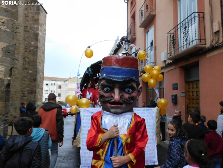 GALER&Iacute;A | Ni la lluvia consigue detener el desfile de los diablillos de San Miguel 2025 de &Aacute;gred