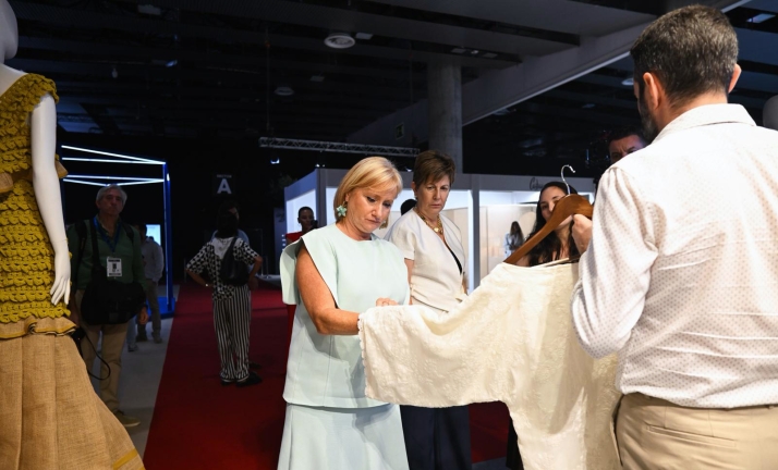 Una imagen de la visita de la consejera a la cita madrileña. /Jta.